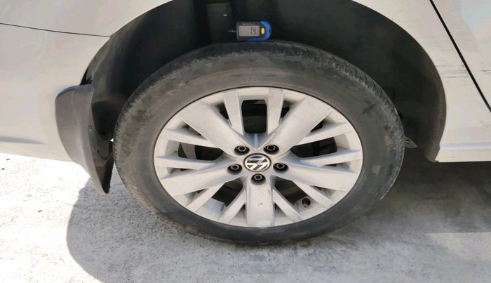 2015 Volkswagen Vento HIGHLINE 1.5 AT, Diesel, Automatic, 93,105 km, tyre