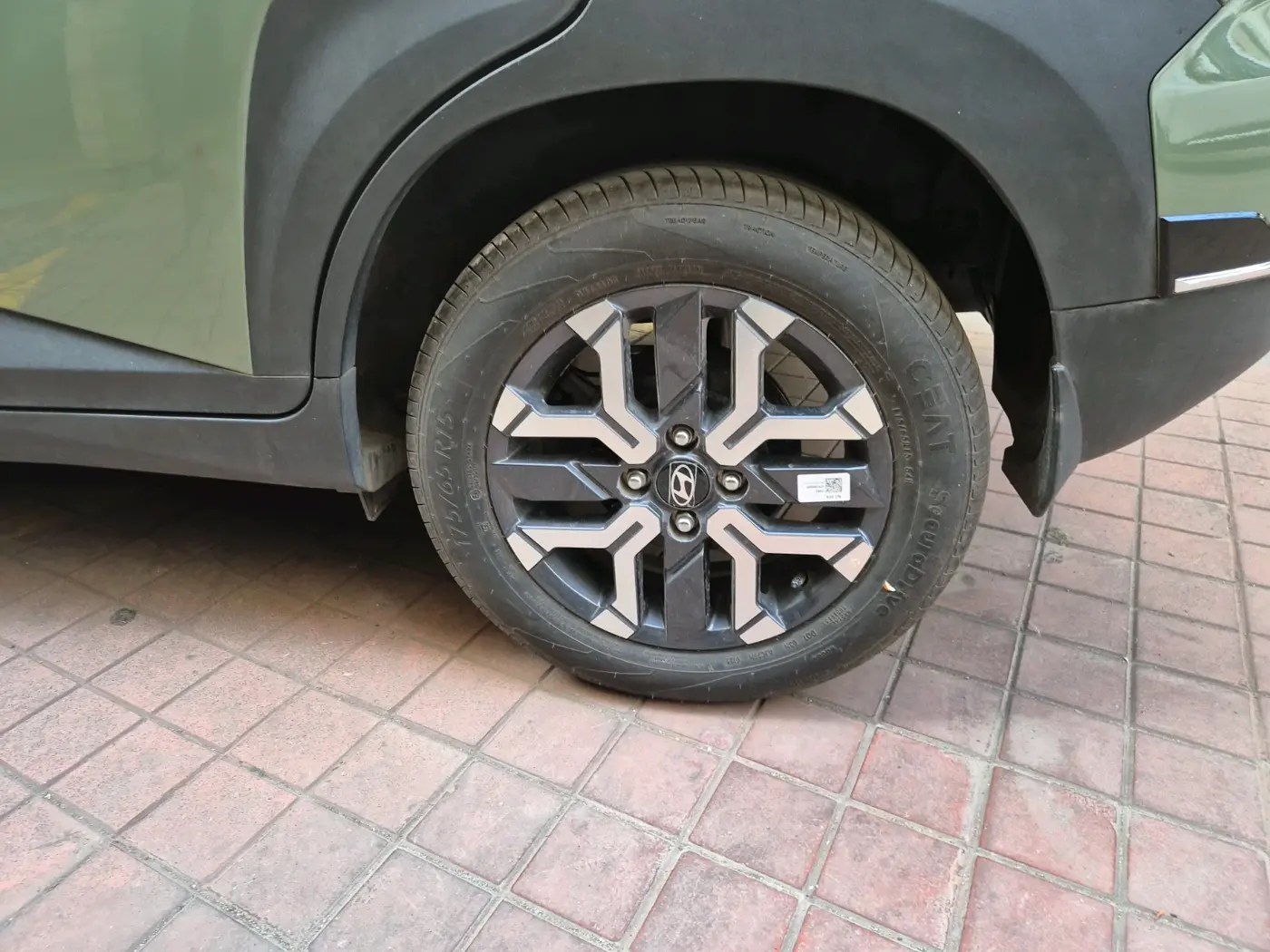 2025 Hyundai EXTER SX(O) 1.2 AMT, Petrol, Automatic, 423 km, tyre