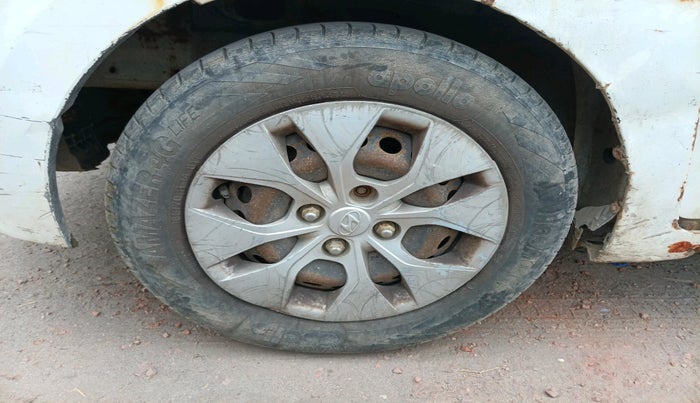 2015 Hyundai Xcent BASE 1.2, Petrol, Manual, 2,55,464 km, tyre