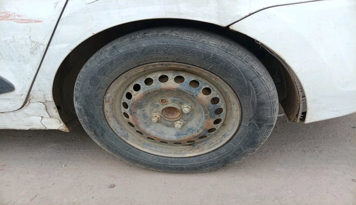 2015 Hyundai Xcent BASE 1.2, Petrol, Manual, 2,55,464 km, tyre