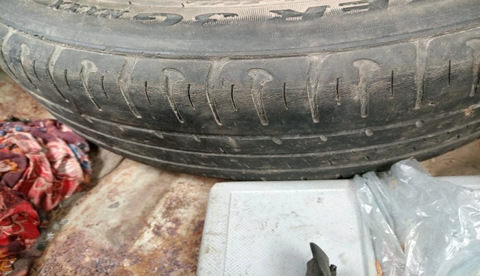 2015 Hyundai Xcent BASE 1.2, Petrol, Manual, 2,55,464 km, tyre