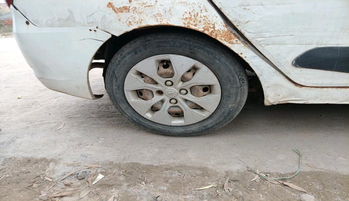 2015 Hyundai Xcent BASE 1.2, Petrol, Manual, 2,55,464 km, tyre