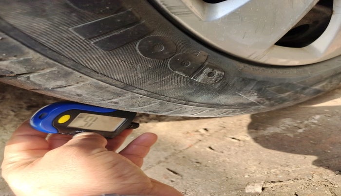 2011 Hyundai i10 MAGNA 1.1, Petrol, Manual, 1,22,702 km, tyre