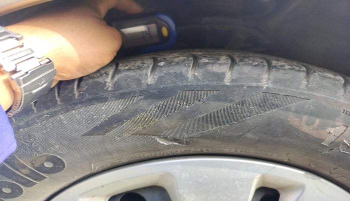 2011 Hyundai i10 MAGNA 1.1, Petrol, Manual, 1,22,702 km, tyre