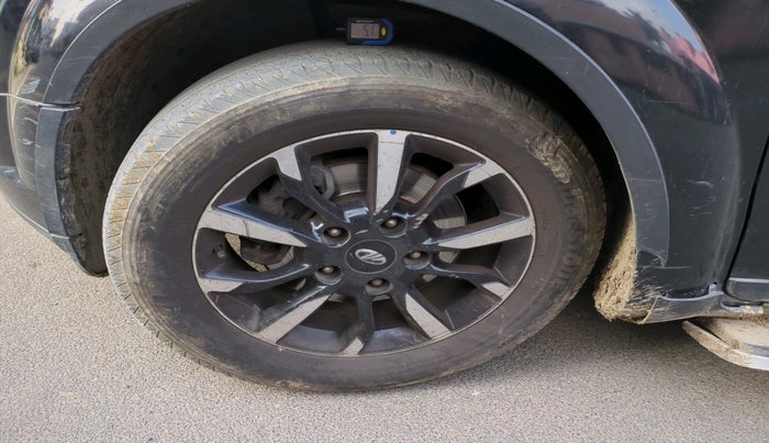 2018 Mahindra XUV500 W11, Diesel, Manual, 1,42,887 km, tyre