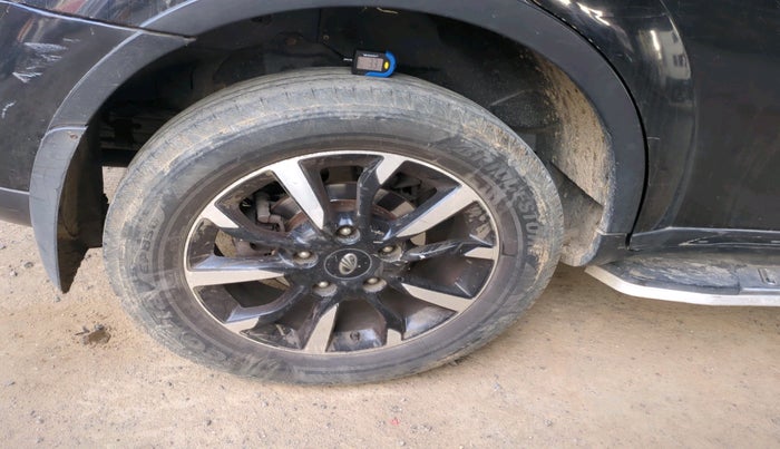 2018 Mahindra XUV500 W11, Diesel, Manual, 1,42,887 km, tyre