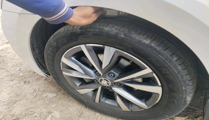 2022 Skoda SLAVIA STYLE 1.0L TSI AT, Petrol, Automatic, 49,429 km, tyre