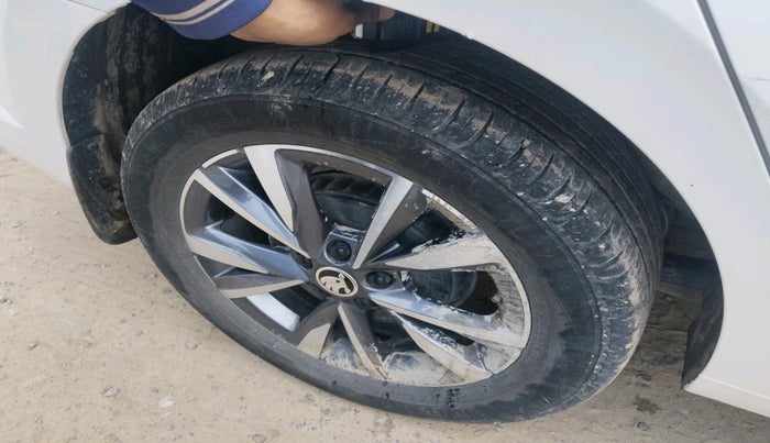 2022 Skoda SLAVIA STYLE 1.0L TSI AT, Petrol, Automatic, 49,429 km, tyre