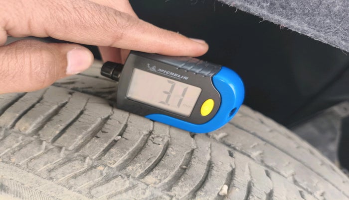 2013 Maruti Ritz LXI, Petrol, Manual, 1,09,001 km, tyre