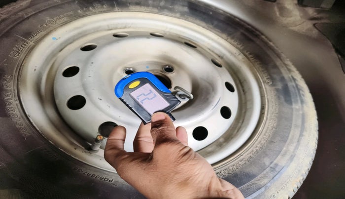 2015 Maruti Swift Dzire LXI, Petrol, Manual, 1,06,272 km, tyre