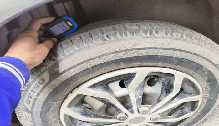 2015 Maruti Swift Dzire LXI, Petrol, Manual, 1,06,272 km, tyre