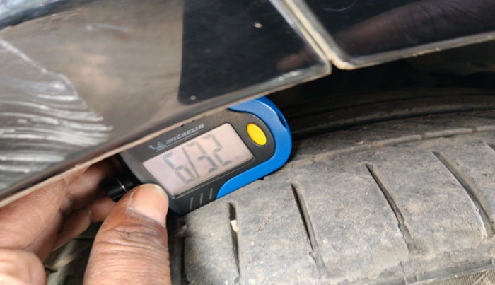 2011 Mercedes Benz E Class 200 ELEGANCE, Petrol, Automatic, 50,000 km, tyre