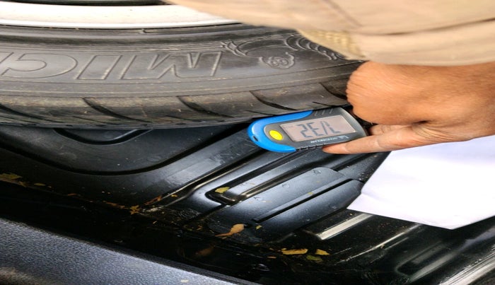 2011 Mercedes Benz E Class 200 ELEGANCE, Petrol, Automatic, 50,000 km, tyre