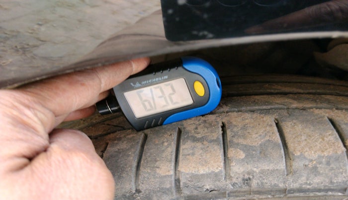 2011 Mercedes Benz E Class 200 ELEGANCE, Petrol, Automatic, 50,000 km, tyre