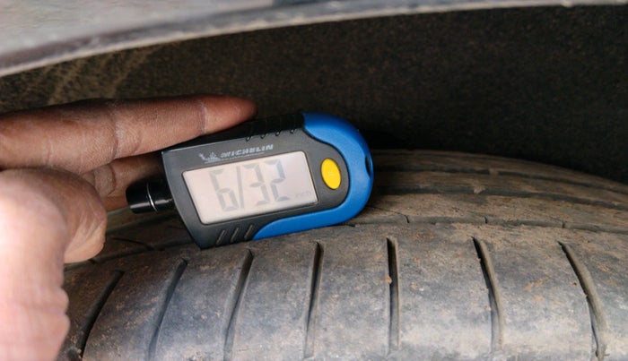 2011 Mercedes Benz E Class 200 ELEGANCE, Petrol, Automatic, 50,000 km, tyre