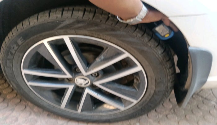 2017 Skoda Rapid Elegance 1.6 MPI AT, Petrol, Automatic, 25,642 km, tyre