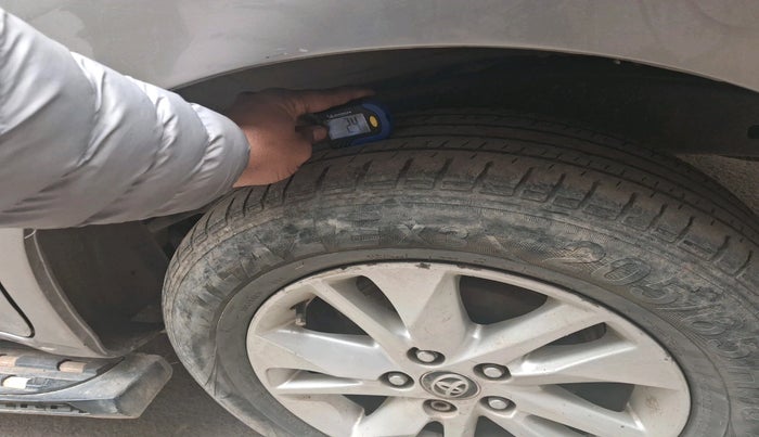 2017 Toyota Innova Crysta 2.4 G 7 STR, Diesel, Manual, 1,22,976 km, tyre