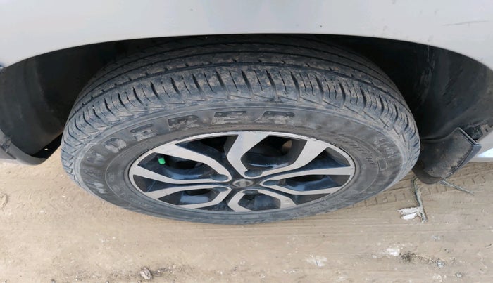 2014 Nissan Terrano XV D THP 110 PS, Diesel, Manual, 1,20,577 km, tyre