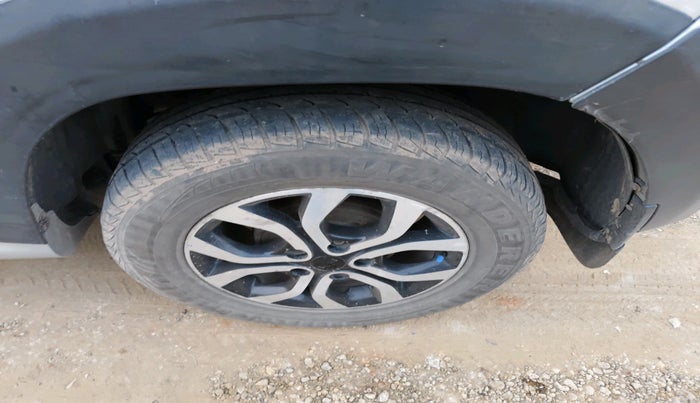 2014 Nissan Terrano XV D THP 110 PS, Diesel, Manual, 1,20,577 km, tyre