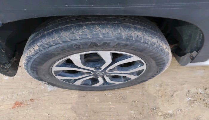 2014 Nissan Terrano XV D THP 110 PS, Diesel, Manual, 1,20,577 km, tyre