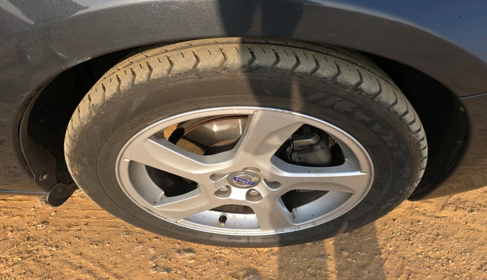 2012 Volvo S60 SUMMUM D5, Diesel, Automatic, 1,19,126 km, tyre