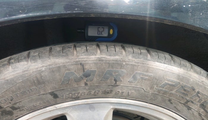 2011 Honda Civic 1.8L I-VTEC V MT, Petrol, Manual, 1,06,024 km, tyre