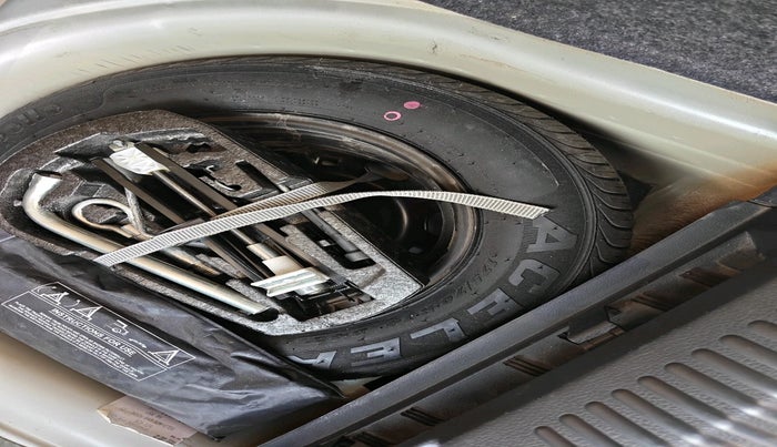 2013 Volkswagen Polo HIGHLINE1.2L, Petrol, Manual, 64,462 km, tyre