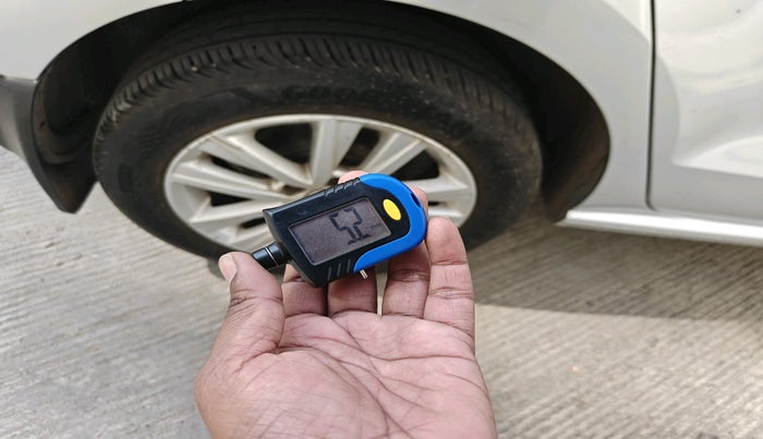 2013 Volkswagen Polo HIGHLINE1.2L, Petrol, Manual, 64,462 km, tyre