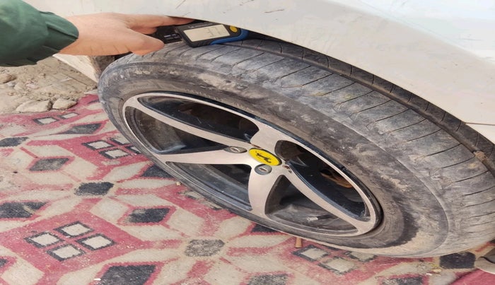 2020 Maruti Swift VXI, Petrol, Manual, 33,700 km, tyre