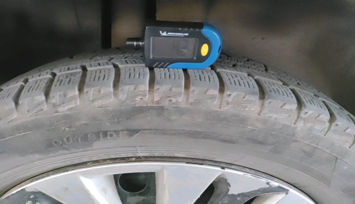 2013 Maruti Ertiga VXI, Petrol, Manual, 1,52,444 km, tyre