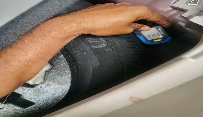 2022 Mahindra XUV300 W8 (O) 1.5 DIESEL AMT, Diesel, Automatic, 23,495 km, tyre