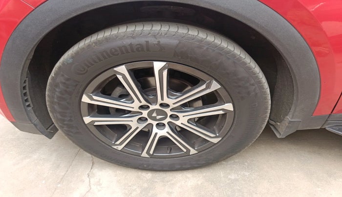 2022 Mahindra XUV700 AX 7 LUXURY D AT 7 STR, Diesel, Automatic, 95,388 km, tyre