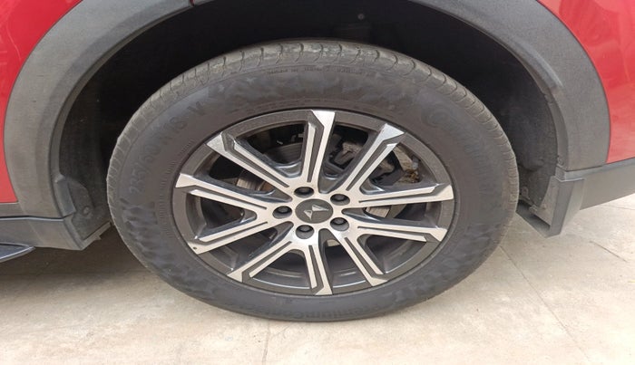 2022 Mahindra XUV700 AX 7 LUXURY D AT 7 STR, Diesel, Automatic, 95,388 km, tyre