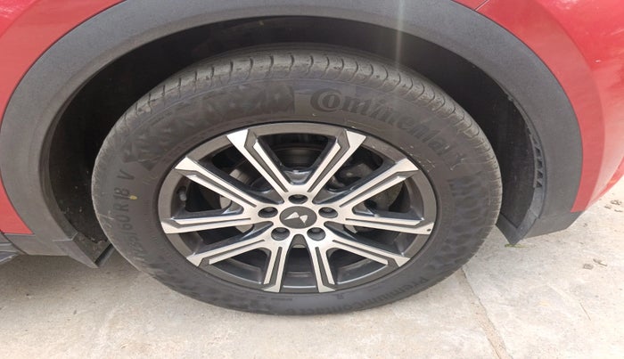 2022 Mahindra XUV700 AX 7 LUXURY D AT 7 STR, Diesel, Automatic, 95,388 km, tyre