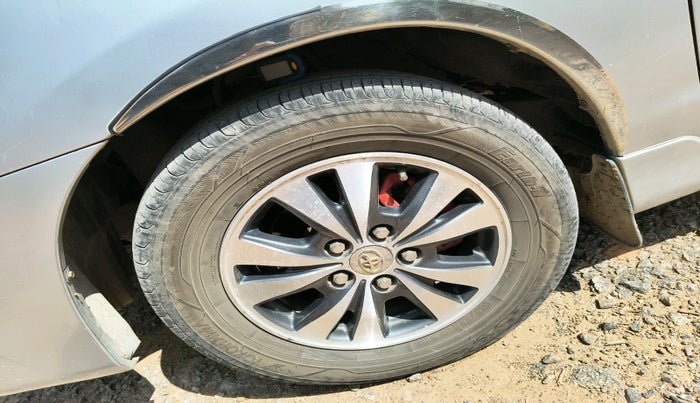 2015 Toyota Innova 2.5 VX 8 STR, Diesel, Manual, 2,70,812 km, tyre