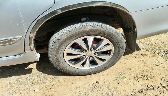 2015 Toyota Innova 2.5 VX 8 STR, Diesel, Manual, 2,70,812 km, tyre