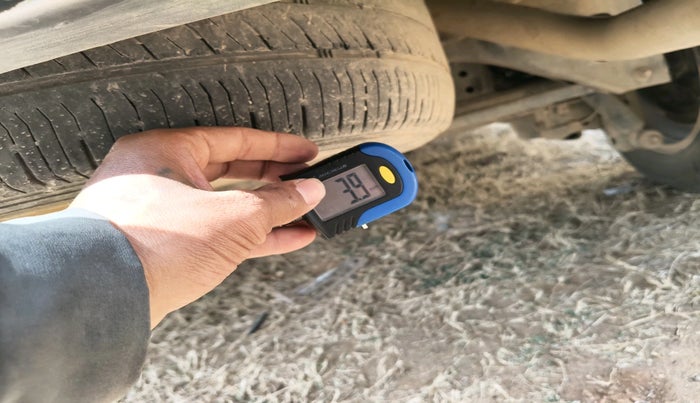 2015 Toyota Innova 2.5 VX 8 STR, Diesel, Manual, 2,70,812 km, tyre