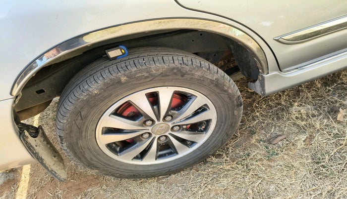 2015 Toyota Innova 2.5 VX 8 STR, Diesel, Manual, 2,70,812 km, tyre