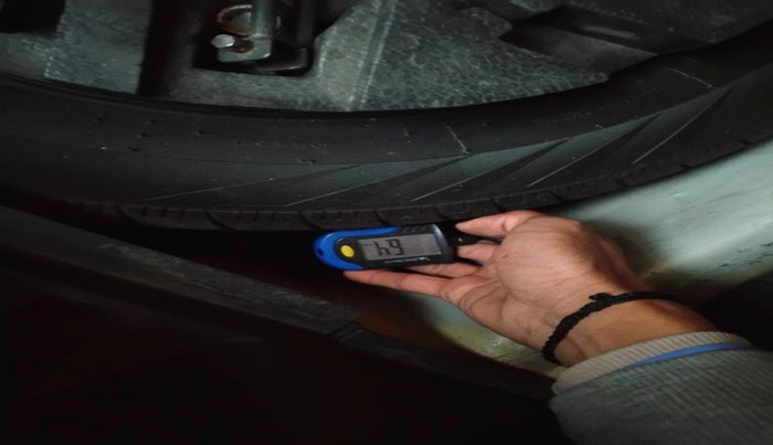 2015 Volkswagen Polo HIGHLINE1.5L, Diesel, Manual, 1,49,758 km, tyre