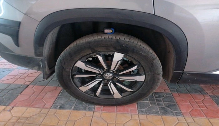 2019 MG HECTOR SHARP 2.0 DIESEL, Diesel, Manual, 1,31,833 km, tyre