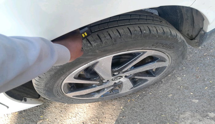 2025 Toyota Glanza V AMT, Petrol, Automatic, 9,657 km, tyre