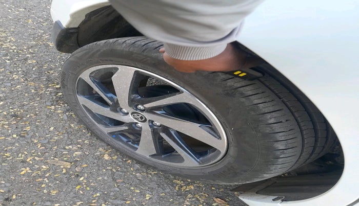 2025 Toyota Glanza V AMT, Petrol, Automatic, 9,657 km, tyre