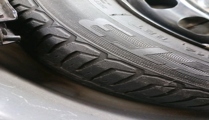 2011 Ford Figo TITANIUM 1.4 DIESEL, Diesel, Manual, 1,13,042 km, tyre