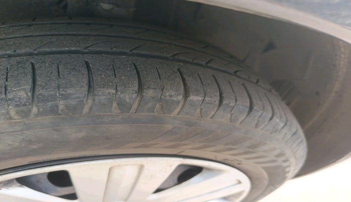 2011 Ford Figo TITANIUM 1.4 DIESEL, Diesel, Manual, 1,13,042 km, tyre