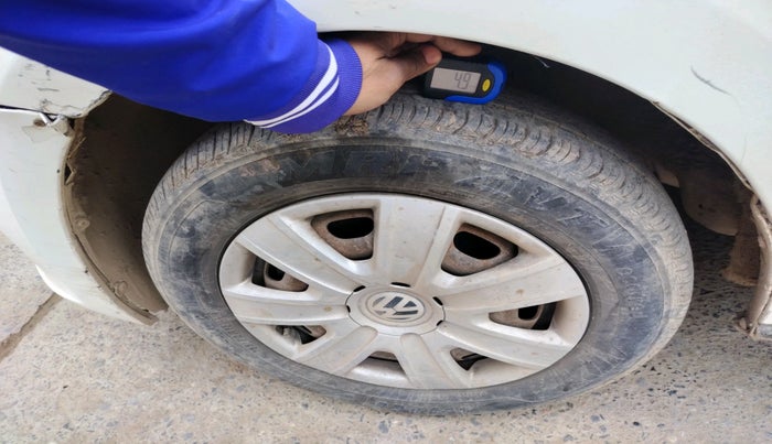 2011 Volkswagen Vento TRENDLINE 1.6, Petrol, Manual, 70,000 km, tyre