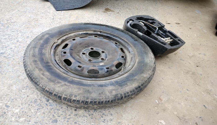 2011 Volkswagen Vento TRENDLINE 1.6, Petrol, Manual, 70,000 km, tyre