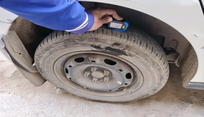 2011 Volkswagen Vento TRENDLINE 1.6, Petrol, Manual, 70,000 km, tyre