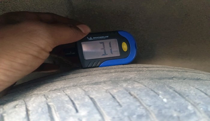 2012 Hyundai i10 ERA 1.1, Petrol, Manual, 1,12,773 km, tyre