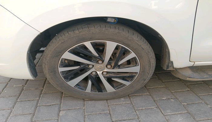 2022 Toyota Innova Crysta 2.7 ZX AT 7 STR, Petrol, Automatic, 36,120 km, tyre