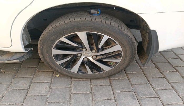 2022 Toyota Innova Crysta 2.7 ZX AT 7 STR, Petrol, Automatic, 36,120 km, tyre